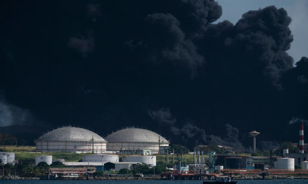 Incêndio em tanques de petróleo em Cuba deixa 121 feridos e 17 desaparecidos