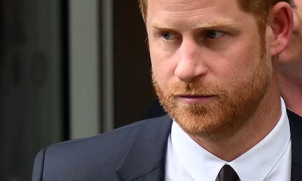 Príncipe Harry alfinete William em depoimento contra tabloides e critica visão do irmão sobre paranoias da princesa Diana