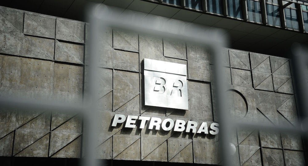 Petrobras diz que reajuste no preço do combustível foi para evitar desabastecimento 