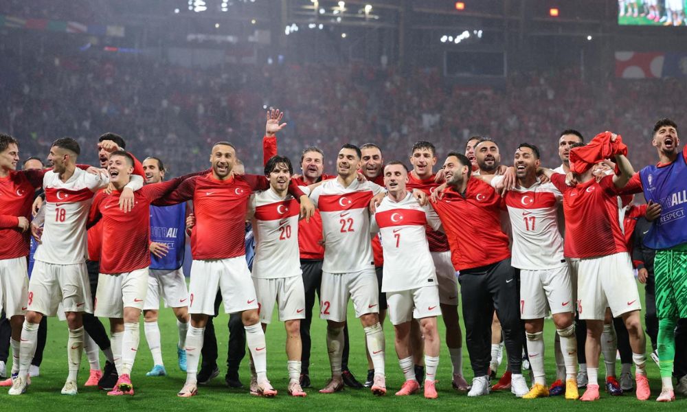 Com dois gols do zagueiro Demiral, Turquia supera a Áustria e vai enfrentar Holanda nas quartas 