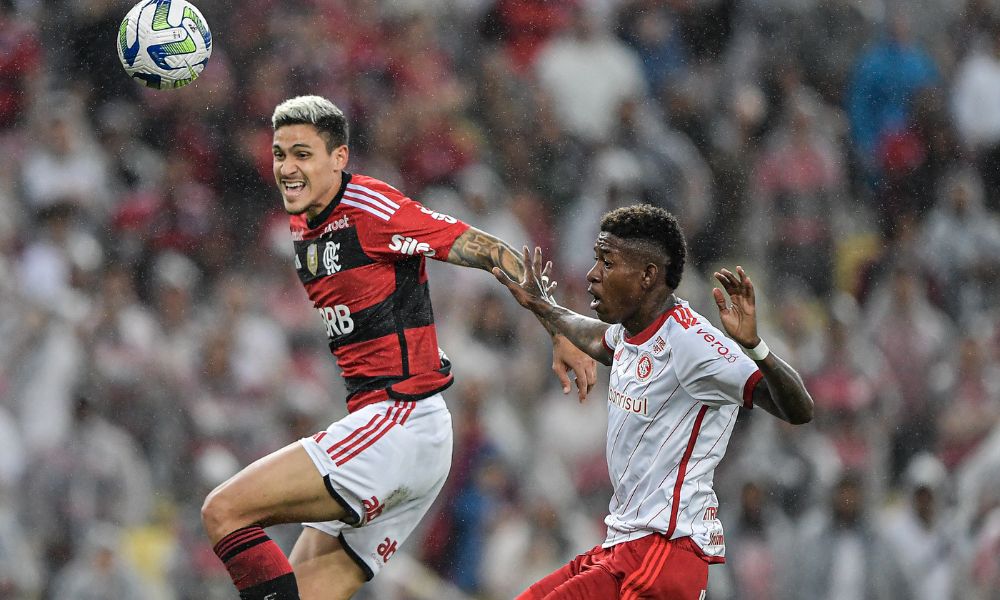 Flamengo e Internacional empatam em jogo de despedida do Maracanã