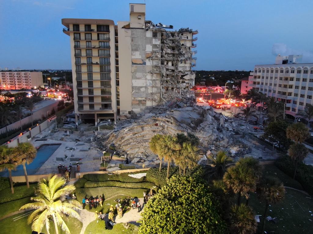 Prédio residencial de 12 andares desaba parcialmente em Miami; pelo menos uma pessoa morreu