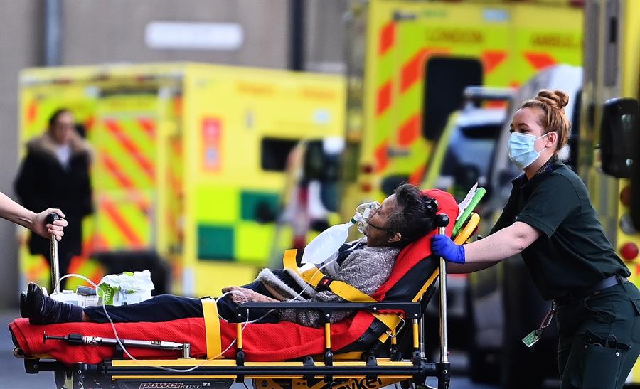 Com hospitais de Londres lotados, Reino Unido registra mais de mil mortes por Covid-19