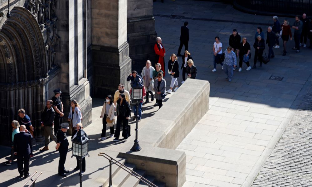 Com fila de mais de 4 km, velório da Rainha Elizabeth II é aberto ao público em Londres