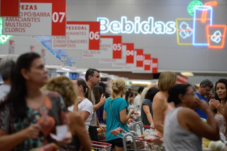 Covid-19: OMS alerta para risco elevado de contágio em centros de compras