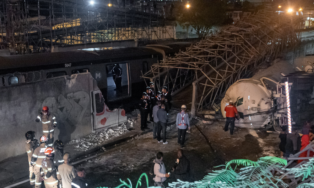 Caminhão derruba passarela sobre linha de metrô no Rio de Janeiro