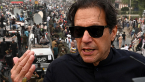 Ex-primeiro-ministro do Paquistão é baleado no pé durante protesto