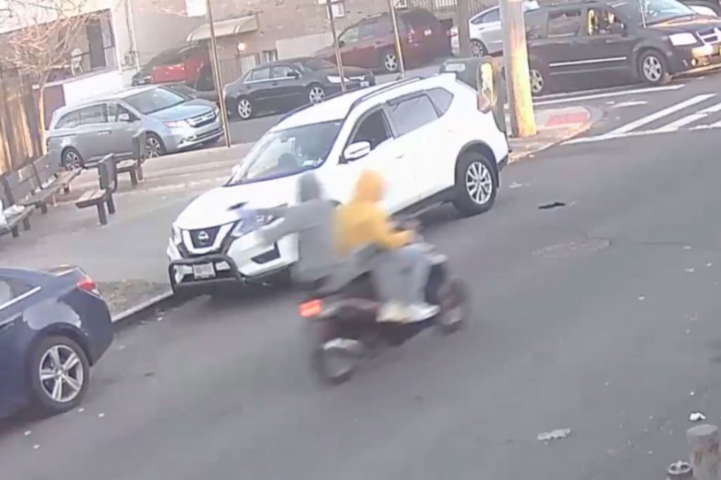 Polícia de Nova York procura motoqueiros que atiraram contra parquinho no Bronx