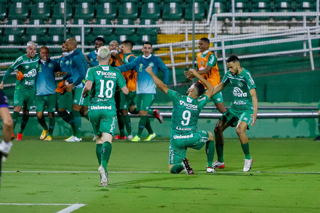 Com gol de pênalti no último minuto, Chapecoense se consagra campeã da Série B