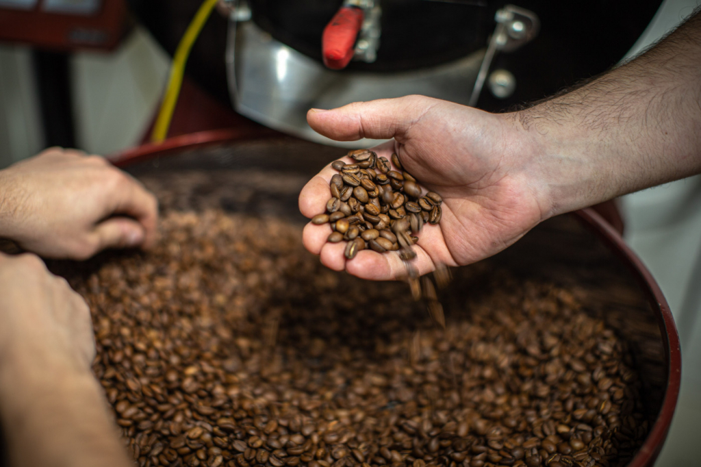 Café Arábica atinge maior preço em 13 anos devido a preocupações climáticas no Brasil