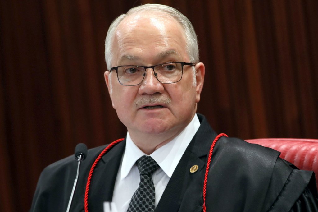 Fachin critica fake news ao tomar posse como presidente do TSE: ‘Justiça Eleitoral não se renderá’