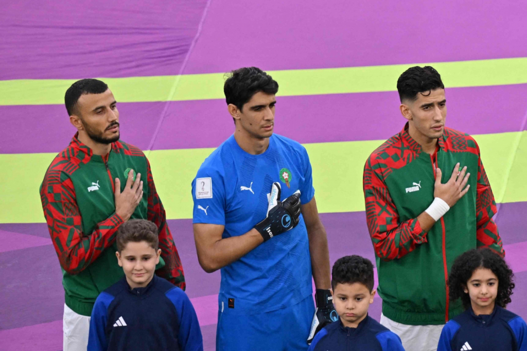 Goleiro do Marrocos canta o hino, cumprimenta árbitros e é trocado por reserva