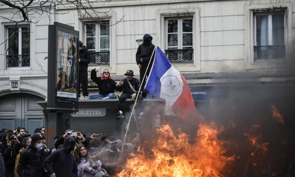 Protestos na França chegam ao 10º dia, levam 740 mil pessoas às ruas e registram alta da violência