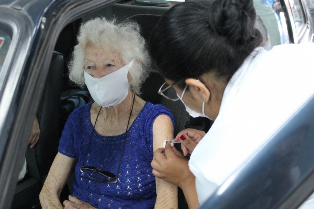 Prefeitura de SP antecipa vacinação em drive-thru a idosos com mais de 85 anos para esta quinta-feira