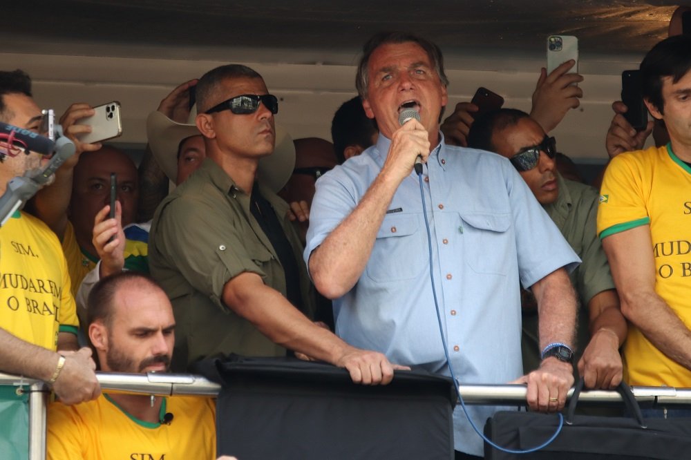 A apoiadores, Bolsonaro rebate críticas sobre carta à nação: ‘O cara não lê a nota e reclama’