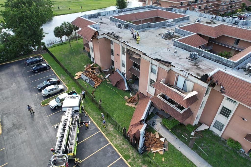 Parte de telhado de prédio desaba em Miami; não há feridos