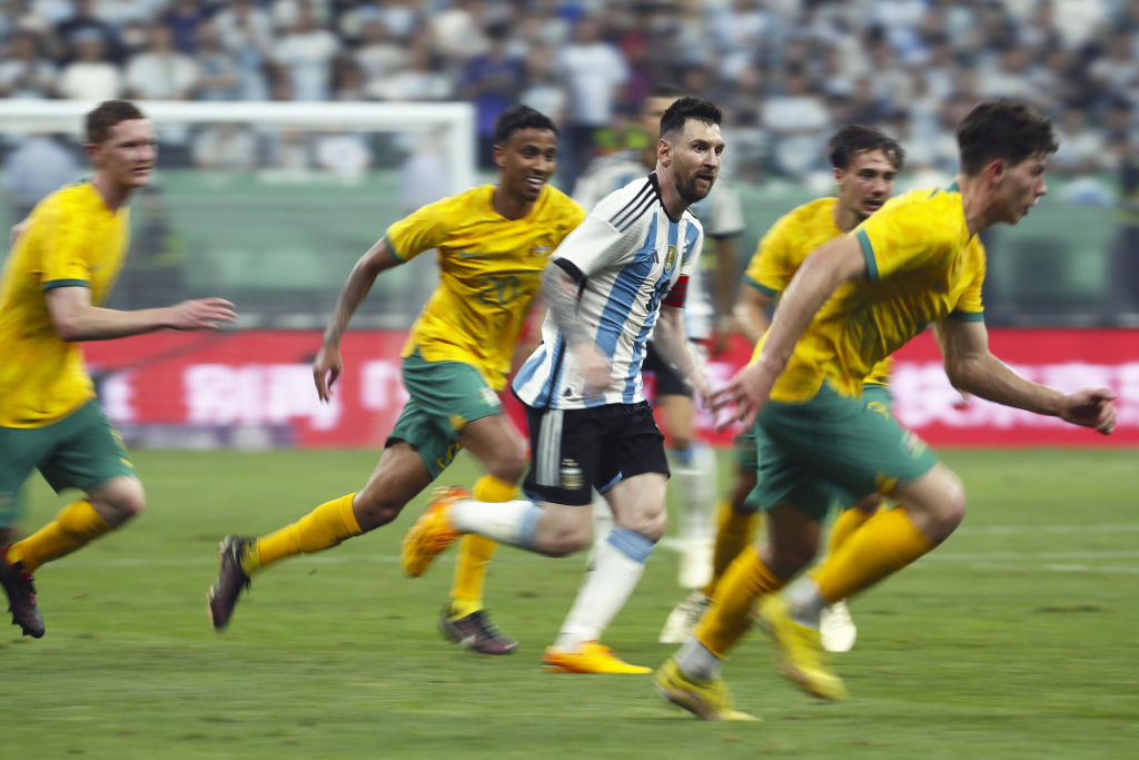 Messi faz golaço, Argentina derrota Austrália e segue 100% após tricampeonato mundial 