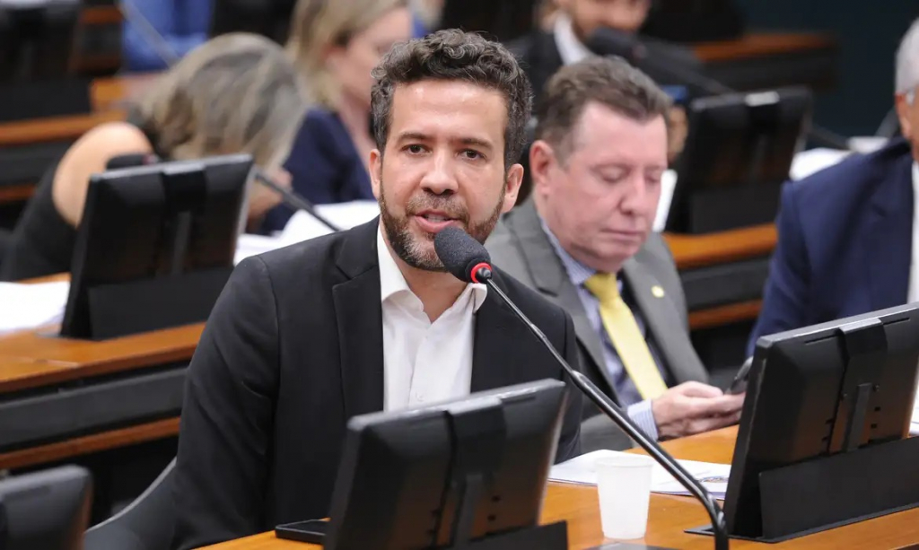 Ministro autoriza quebra de sigilo de André Janones por suspeita de ‘rachadinha
