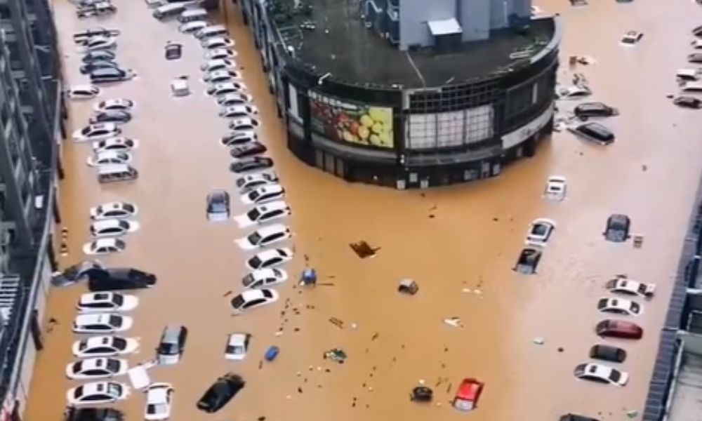 Tufão Doksuri mata duas pessoas e deixa Pequim submersa