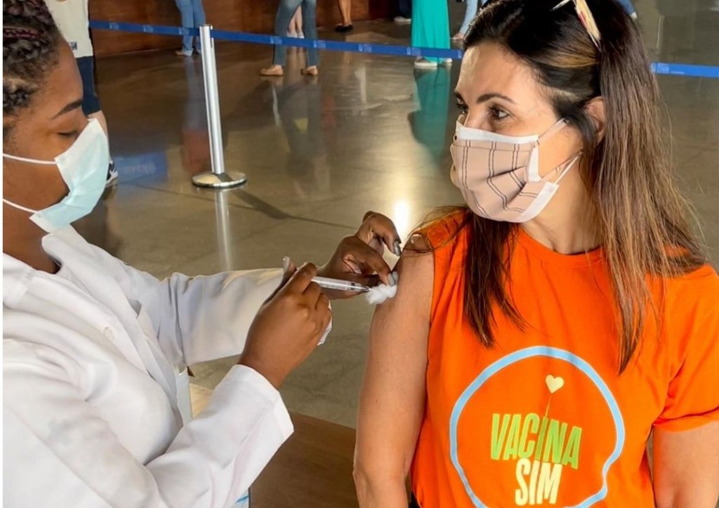 Fátima Bernardes é vacinada contra Covid-19 no Rio: ‘Momento de patriotismo’