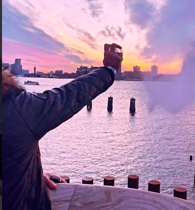 Thales Bretas joga cinzas de Paulo Gustavo em Nova York; veja o vídeo
