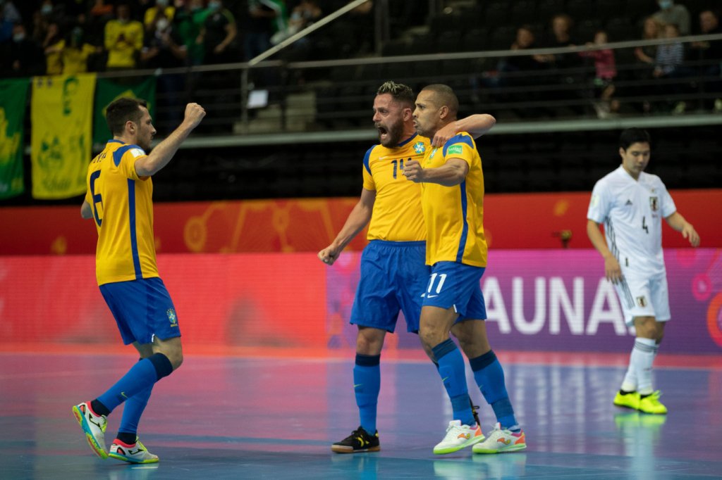Brasil sofre, mas vira contra o Japão e está nas quartas na Copa do Mundo de Futsal