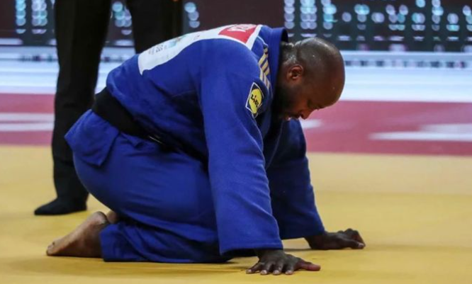 Judoca provoca e dedica medalha de bronze a empresas que negaram patrocínio