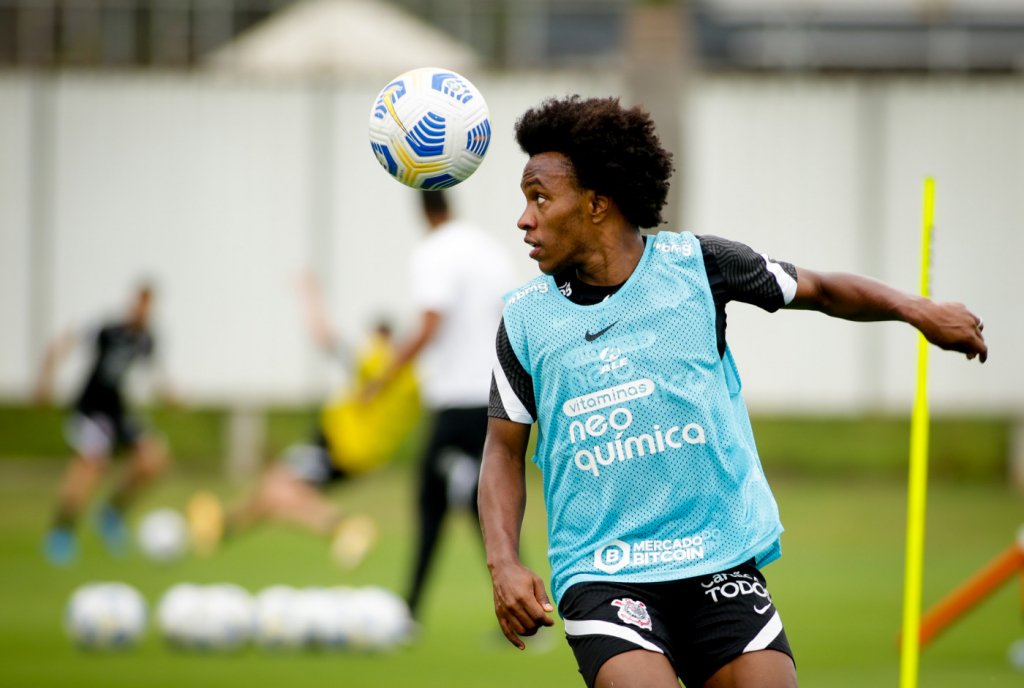 Willian treina com bola e se aproxima de retorno ao Corinthians