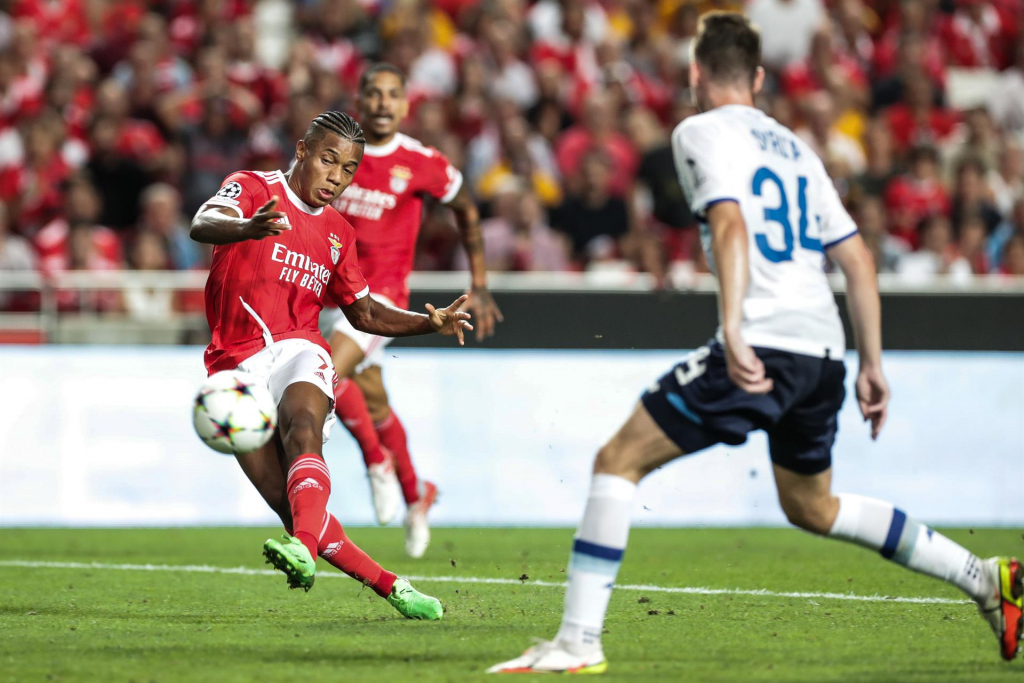 Com show de David Neres, Benfica vence Dínamo de novo e vai à fase de grupos da Champions 