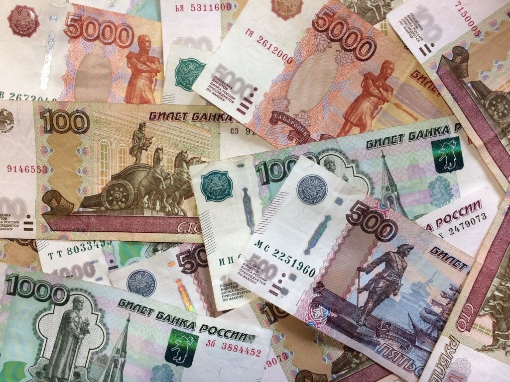 Cotação da moeda russa, o rublo, cai 30% na abertura do mercado