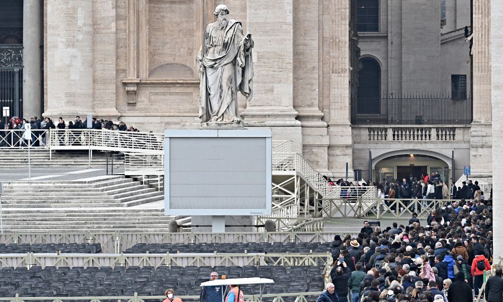 Milhares de fiéis fazem fila em frente à Basílica de São Pedro para se despedir de Bento XVI