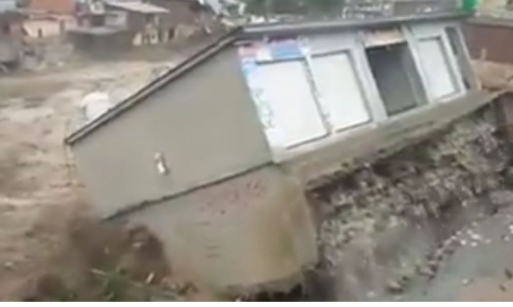 Casa é engolida por maior inundação em três décadas no Paquistão; veja vídeo