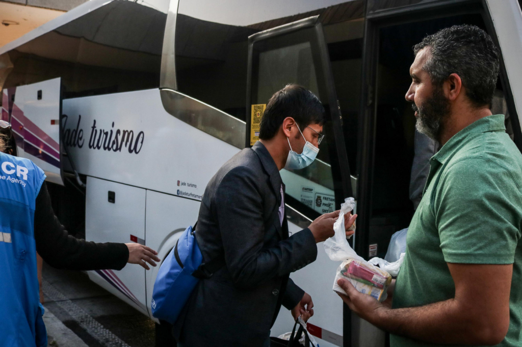 Grupo de afegãos refugiado em Aeroporto de Guarulhos é transferido para a Praia Grande