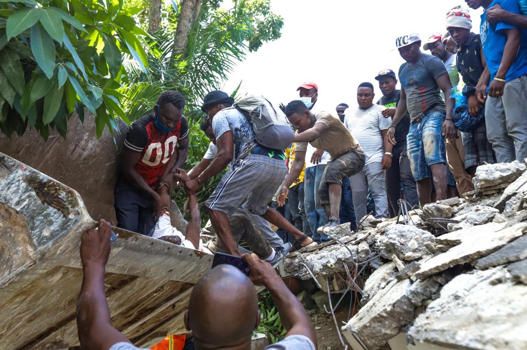 Número de mortos após terremoto no Haiti passa de 700; veja fotos