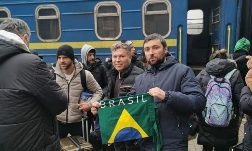 Grupo de brasileiros chega em segurança à Embaixada do Brasil na Romênia, diz Bolsonaro
