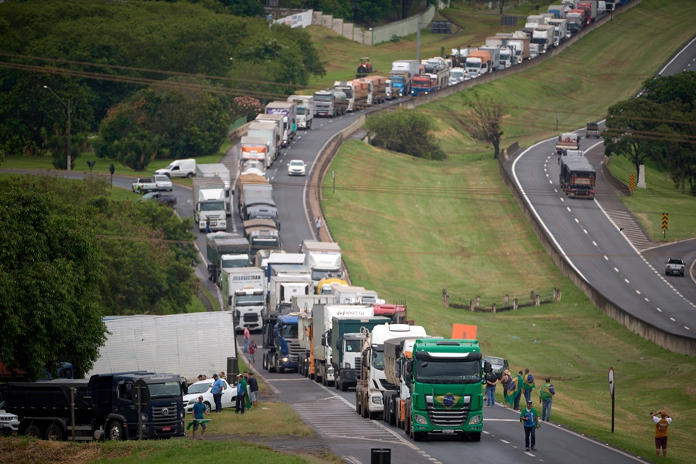 PRF vai acionar a Justiça para liberar vias interditadas por caminhoneiros