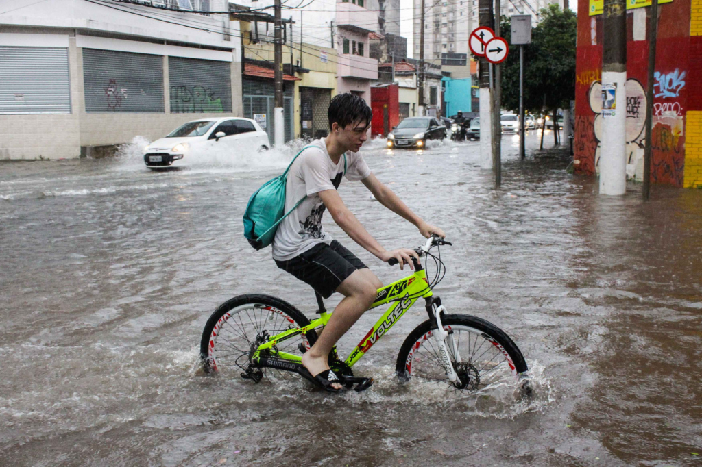 São Paulo usou apenas 4% da verba para combate a enchentes e alagamentos em 2023 até agora