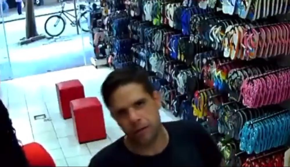 Homem rouba loja em São Vicente e fala com a câmera durante assalto: ‘Pode filmar, estou f*dido mesmo’