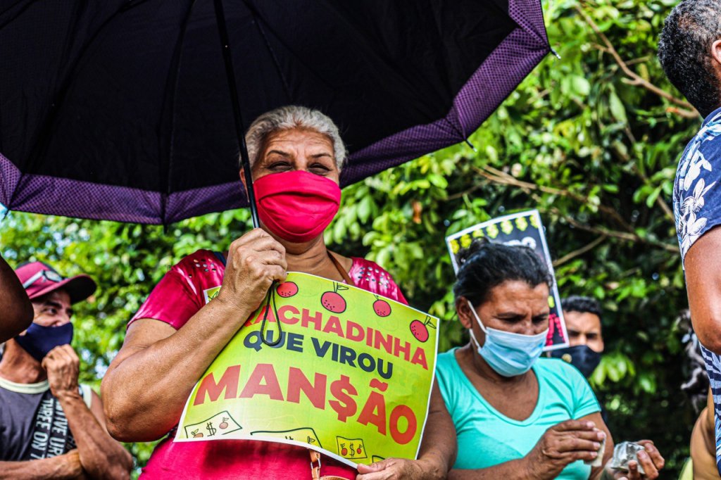 MTST protesta contra a inflação e fome em frente à mansão de Flávio Bolsonaro