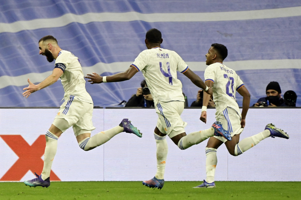 Com atuação de gala de Benzema, Real vira sobre o PSG e avança na Champions
