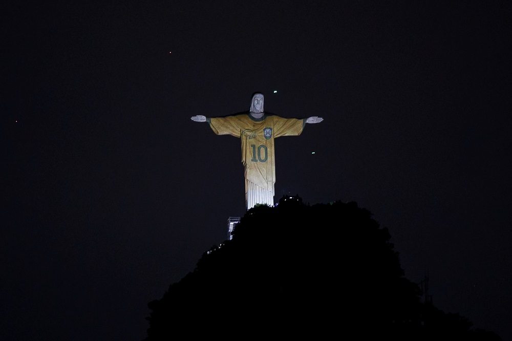 Cristo Redentor homenageia Pelé com projeção de camisa usada pelo Rei