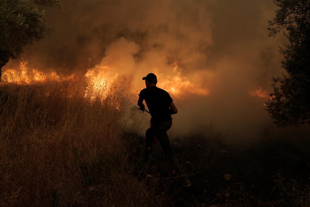 Grécia tem oitavo dia consecutivo de incêndios florestais com um bombeiro morto