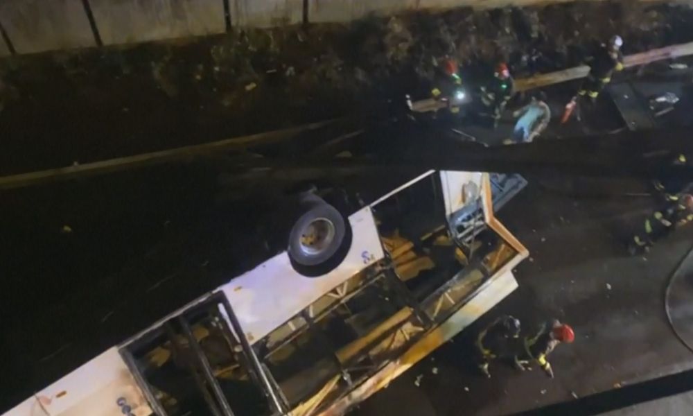 Ônibus cai de ponte, pega fogo e deixa ao menos 21 mortos em Veneza
