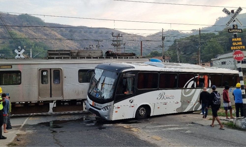 Acidente entre ônibus e trem deixa 19 feridos em Japeri, no RJ; veja o vídeo