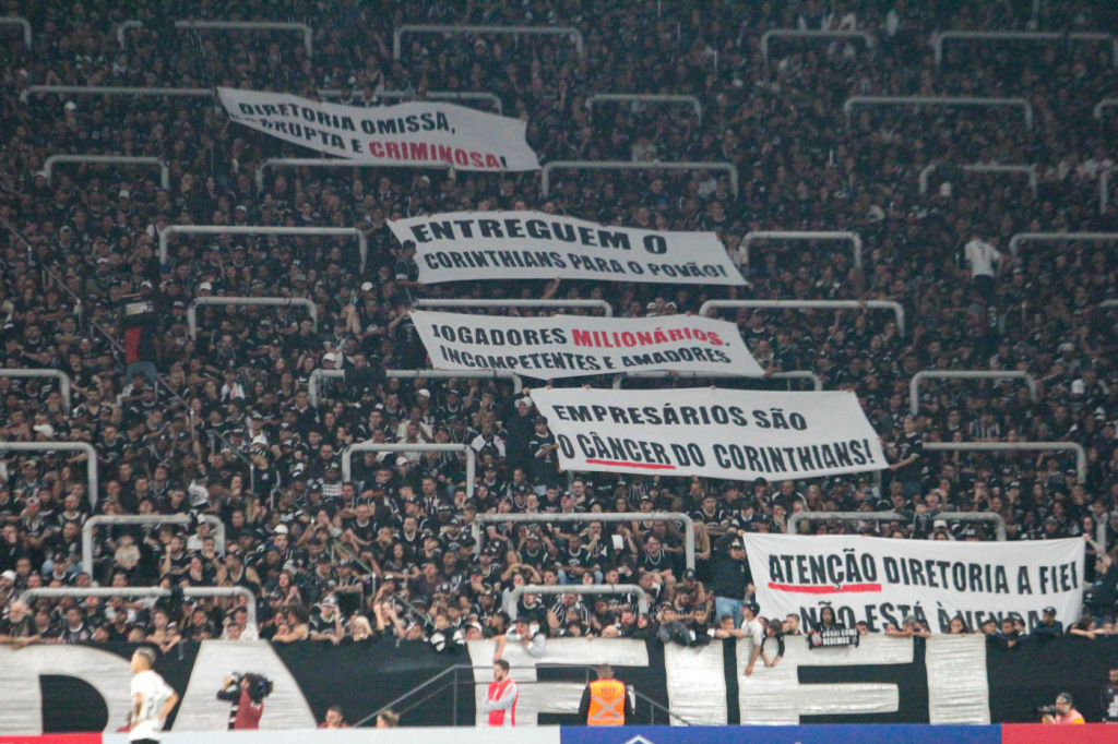 Em silêncio e com faixas contra elenco e diretoria, torcida do Corinthians protesta em jogo da Libertadores