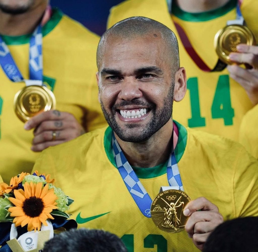 Capitão, Daniel Alves rebate críticas por seleção não usar agasalho do Time Brasil em pódio