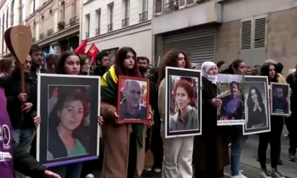 Suspeito de assassinar três curdos em Paris é acusado de crime xenofóbico