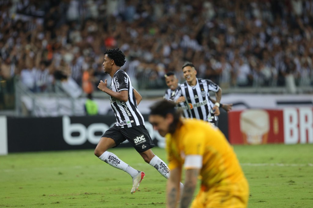 Brasileiro: Atlético-MG domina o Corinthians, vence por 3 a 0 e segue na busca pelo título