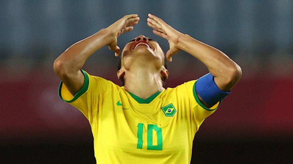 Marta sofre grave lesão, passará por cirurgia e pode desfalcar o Brasil na Copa América 