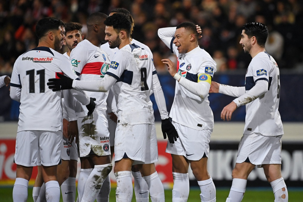 Com hat-trick de Mbappé e Beraldo titular, PSG faz 9 a 0 e avança na Copa da França